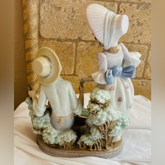 Lladro Porcelain Figurine “For You” Retired #5453 Boy & Girl 9 H” Flowers - Picture 5 of 10